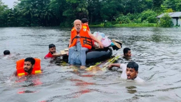 বন্যার্তদের সহায়তায় কাজ করছে রেড ক্রিসেন্ট