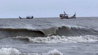 ঘূর্ণিঝড় ‘ফিনজাল’, চার সমুদ্রবন্দরকে ২ নম্বর সংকেত