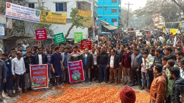 টমেটো ফেলে মহাসড়ক অবরোধ